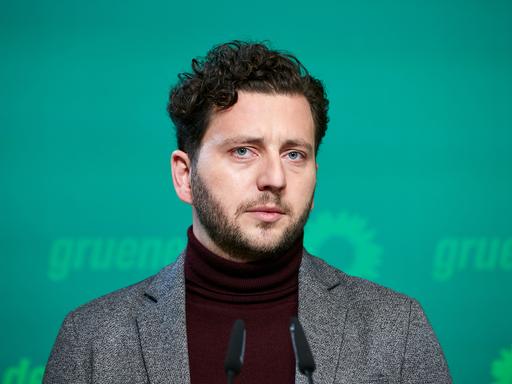 Felix Banaszak, einer der beiden Bundesvorsitzenden der Partei Bündnis90/Die Grünen, bei einer Pressekonferenz in der Parteizentrale.