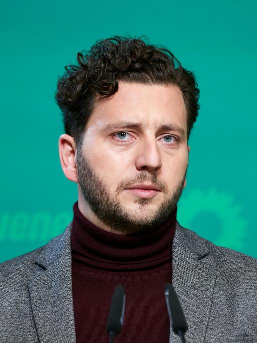 Felix Banaszak, einer der beiden Bundesvorsitzenden der Partei Bündnis90/Die Grünen, bei einer Pressekonferenz in der Parteizentrale.