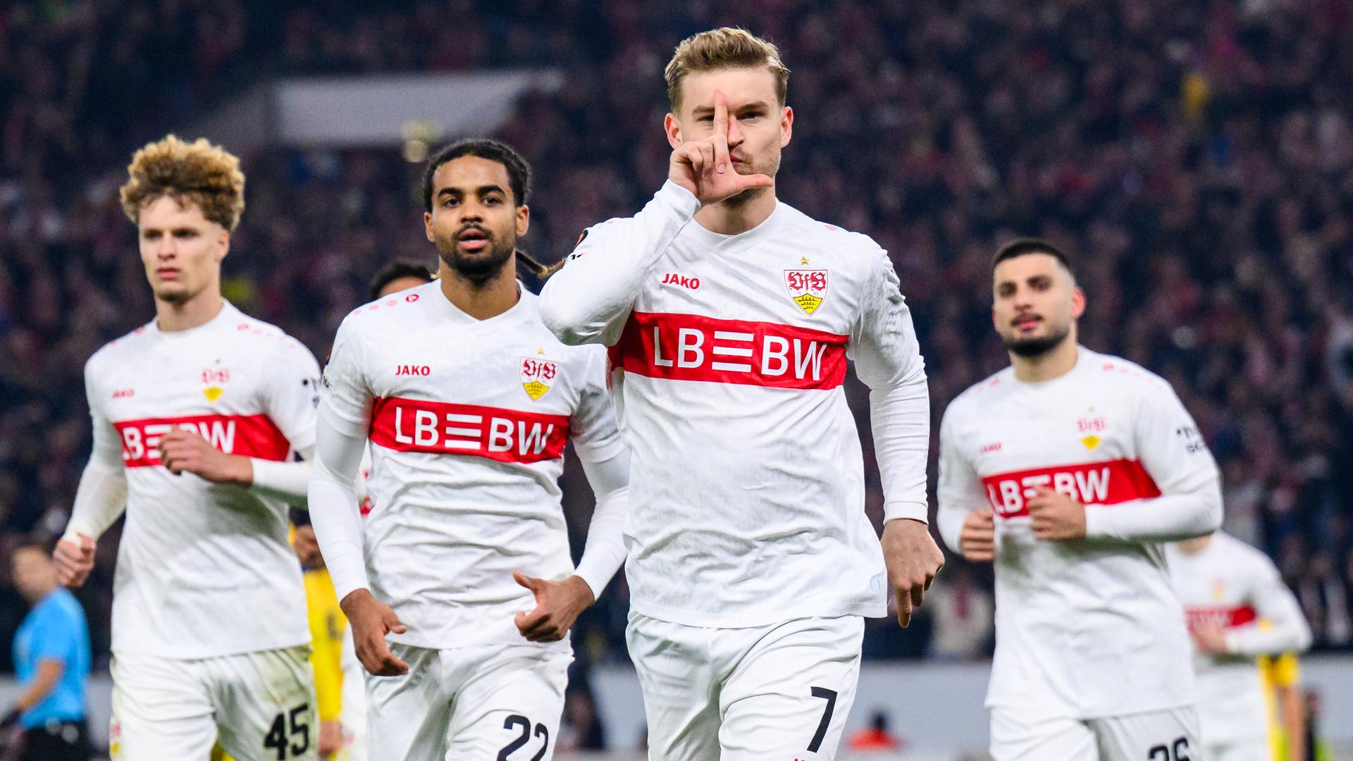 Maximilian Mittelstädt jubelt nach seinem Tor zum 3:0.