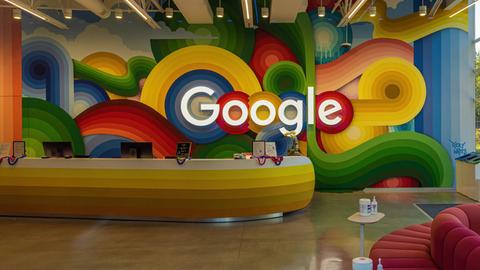 Das Google-Logo im Foyer der US-Zentrale. 