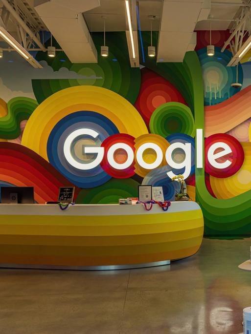 Das Google-Logo im Foyer der US-Zentrale. 