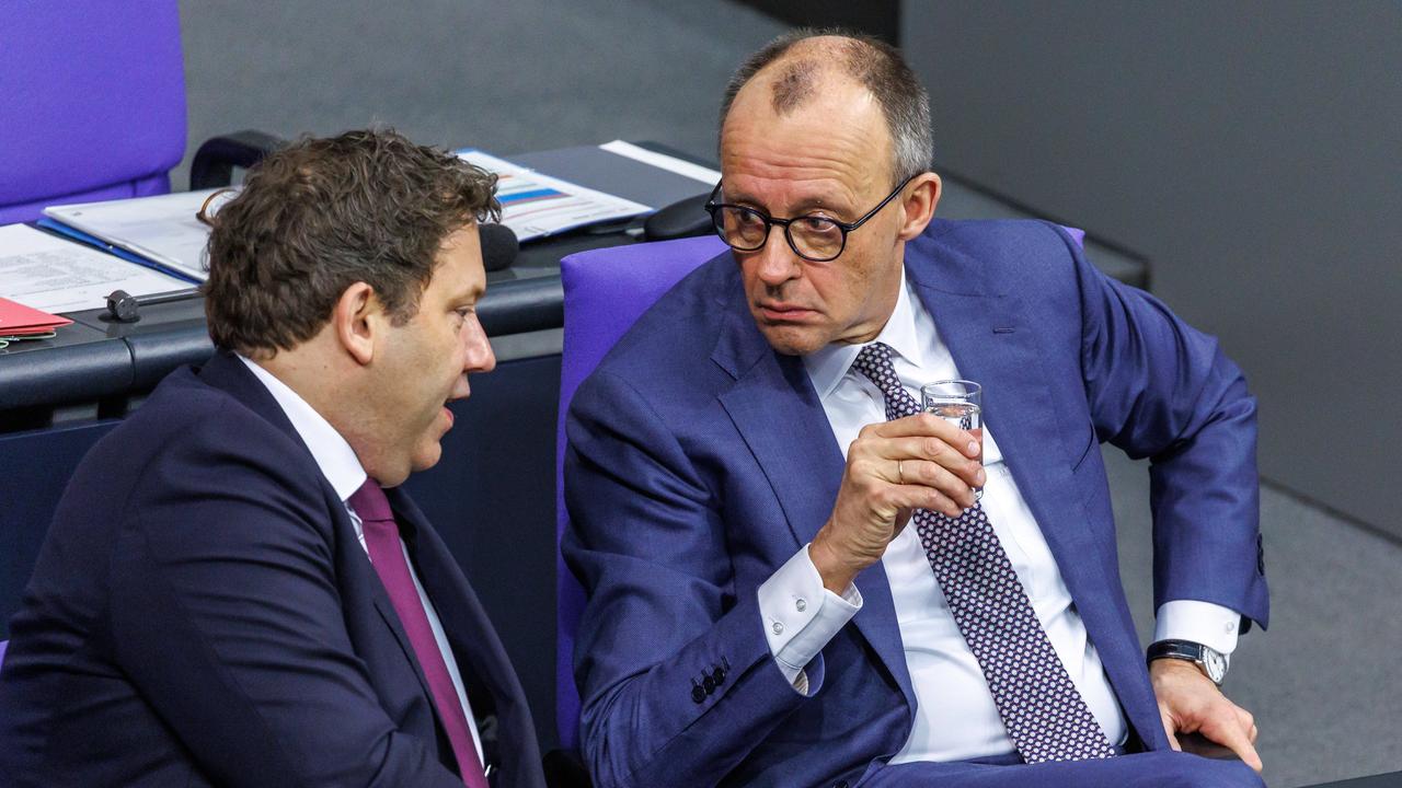 Bundeskanzler Friedrich Merz (CDU, r) und Bundesfinanzminister Lars Klingbeil (SPD) auf der Regierungsbank bei der 56. Sitzung des Deutschen Bundestagss am 29. Januar 26 in Berlin.