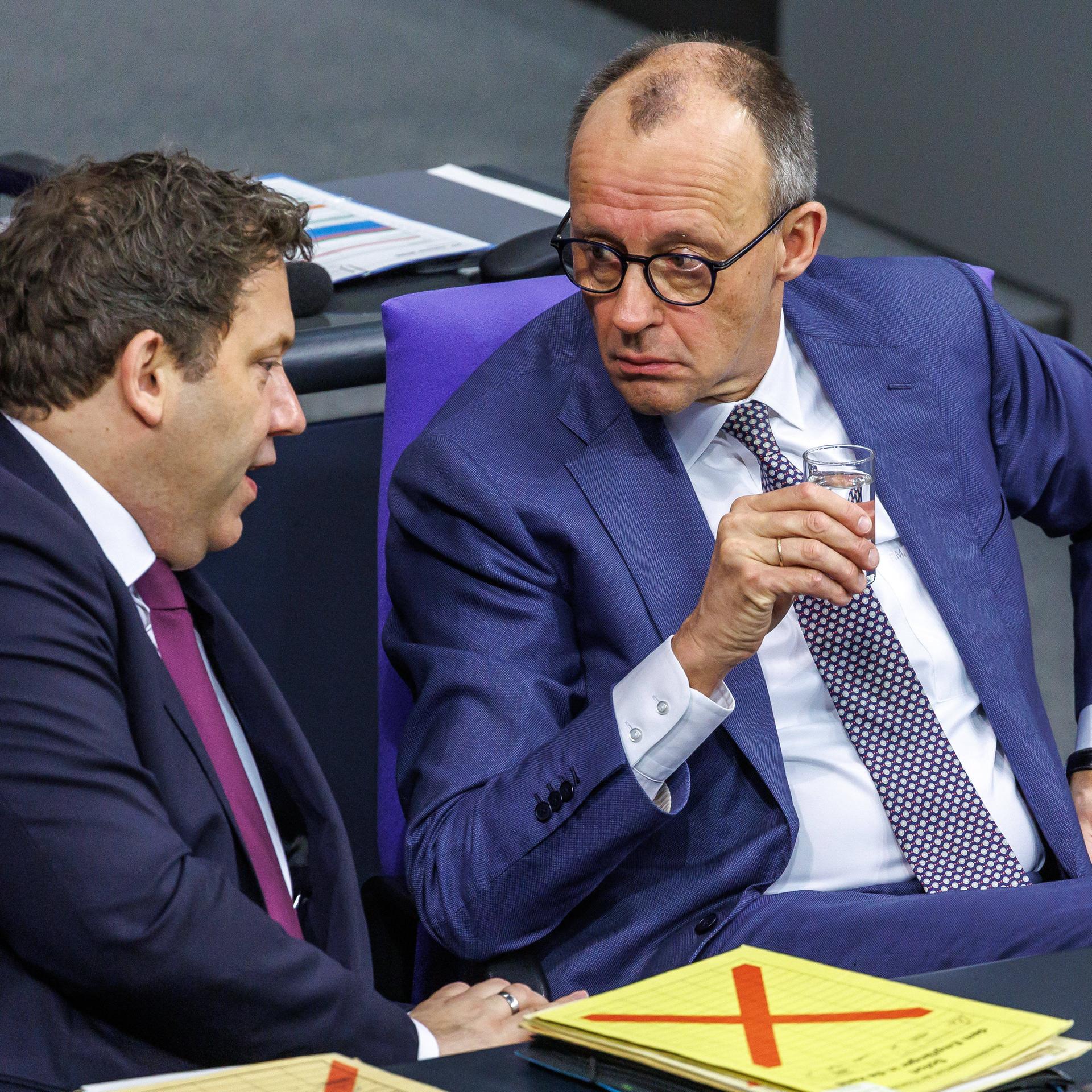 Bundeskanzler Friedrich Merz (CDU, r) und Bundesfinanzminister Lars Klingbeil (SPD) auf der Regierungsbank bei der 56. Sitzung des Deutschen Bundestagss am 29. Januar 26 in Berlin.