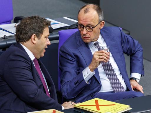 Bundeskanzler Friedrich Merz (CDU, r) und Bundesfinanzminister Lars Klingbeil (SPD) auf der Regierungsbank bei der 56. Sitzung des Deutschen Bundestagss am 29. Januar 26 in Berlin.