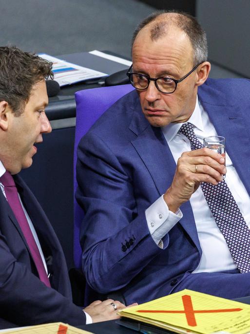 Bundeskanzler Friedrich Merz (CDU, r) und Bundesfinanzminister Lars Klingbeil (SPD) auf der Regierungsbank bei der 56. Sitzung des Deutschen Bundestagss am 29. Januar 26 in Berlin.