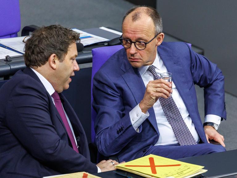 Bundeskanzler Friedrich Merz (CDU, r) und Bundesfinanzminister Lars Klingbeil (SPD) auf der Regierungsbank bei der 56. Sitzung des Deutschen Bundestagss am 29. Januar 26 in Berlin.