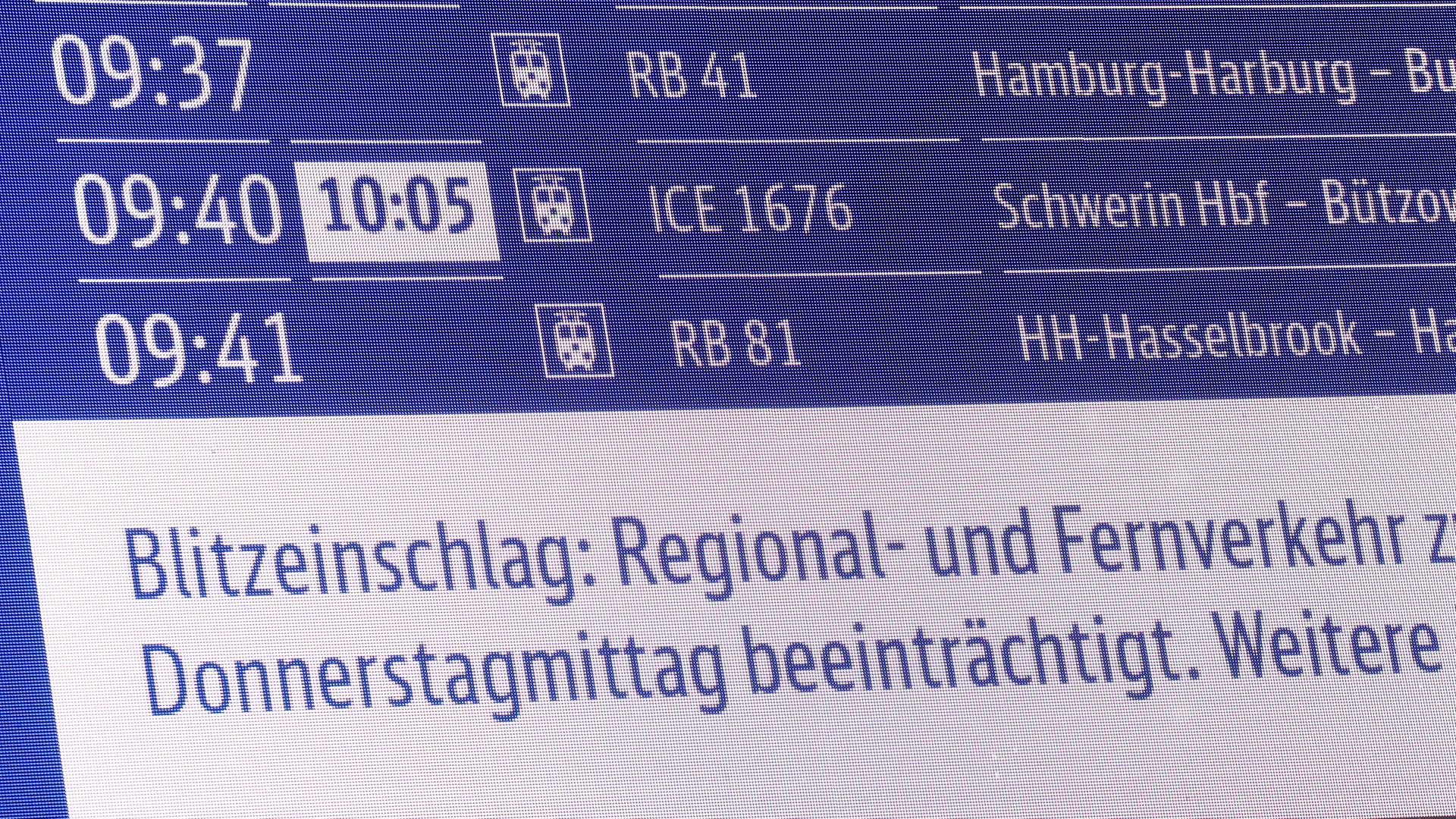 Hamburg: Auf einer Anzeigetafel im Hamburger Hauptbahnhof wird auf mögliche Beeinträchtigen im Zugverkehr hingewiesen.