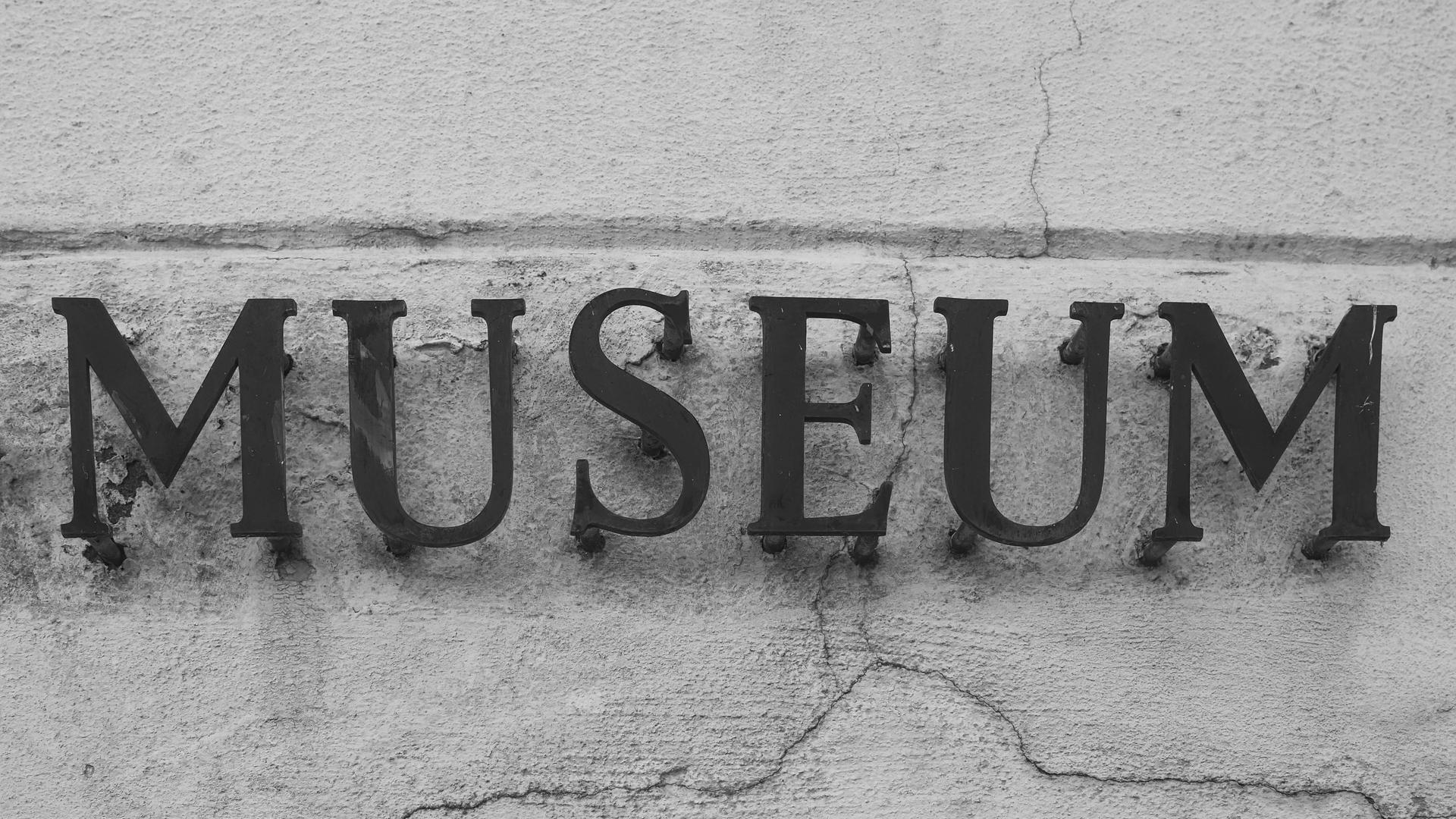 Schild mit Aufschrift Museum, Düsseldorf. (Quelle: imago) Schild mit Aufschrift Museum, Düsseldorf. (Quelle: imago)