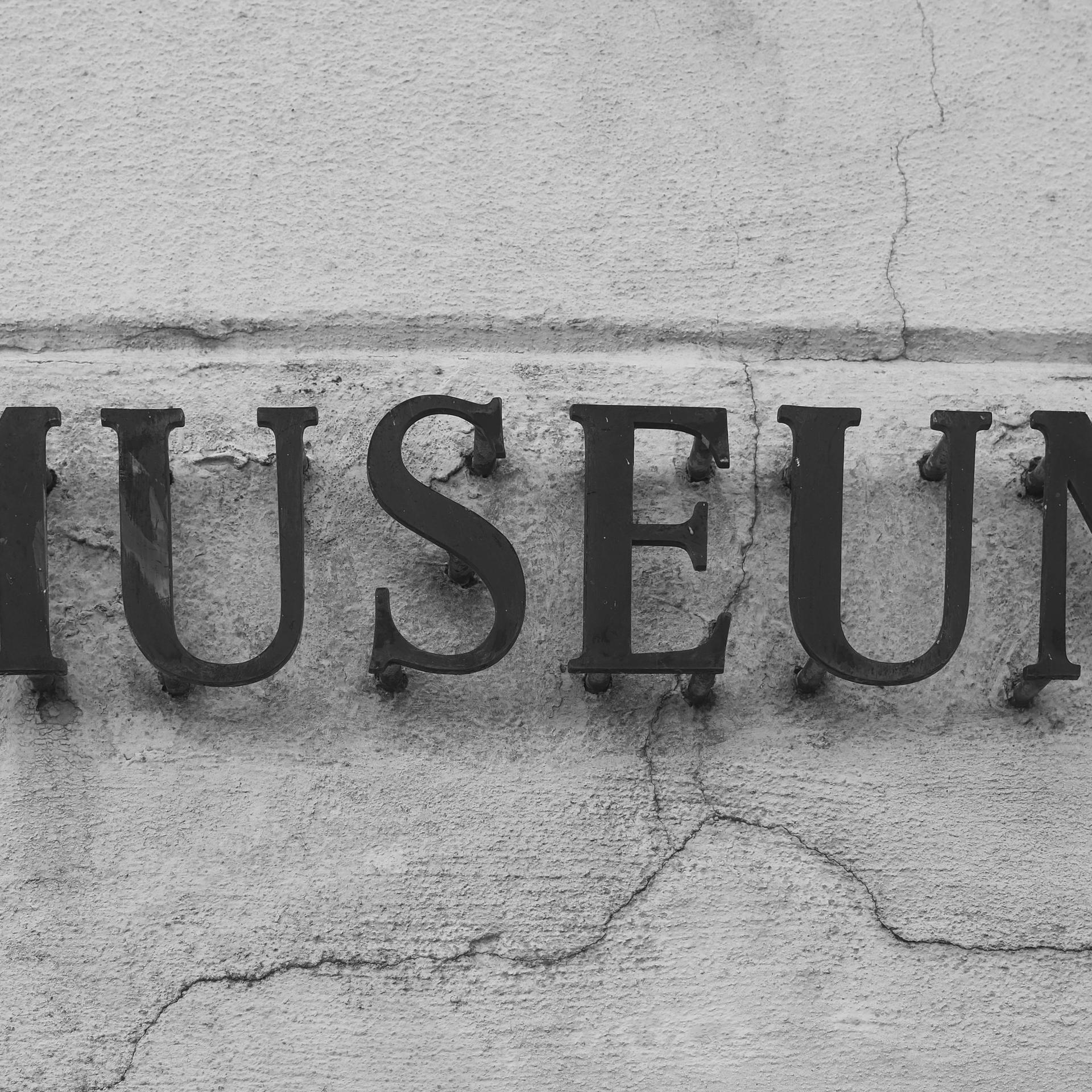 Schild mit Aufschrift Museum, Düsseldorf.