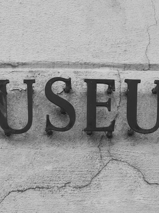 Schild mit Aufschrift Museum