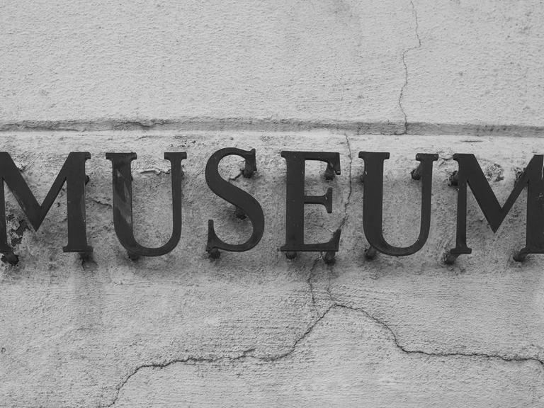 Schild mit Aufschrift Museum