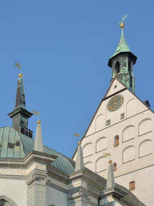 Blick auf  den Turmhelm und die Giebel mit Verzierungen vom romanischer Dom St. Marien in Freiberg, Sachsen