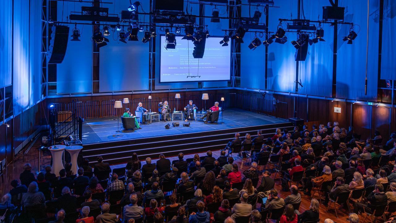 Ein gut besuchter Saal beim Kölner Forum für Journalismuskritik