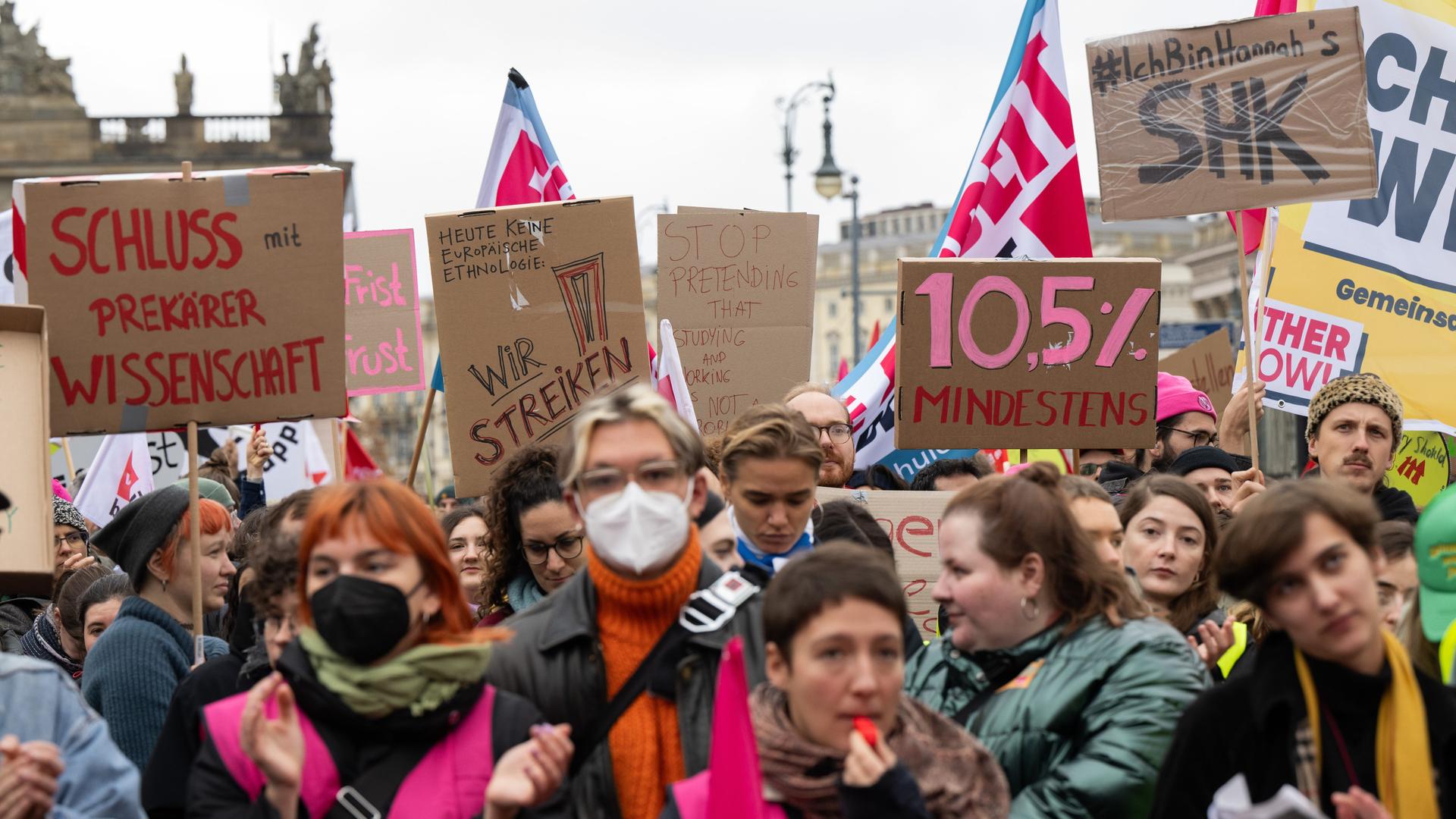 Teilnehmer stehen während eines Warnstreiks an den Berliner Hochschulen vor der Humboldt-Universität zu Berlin. 