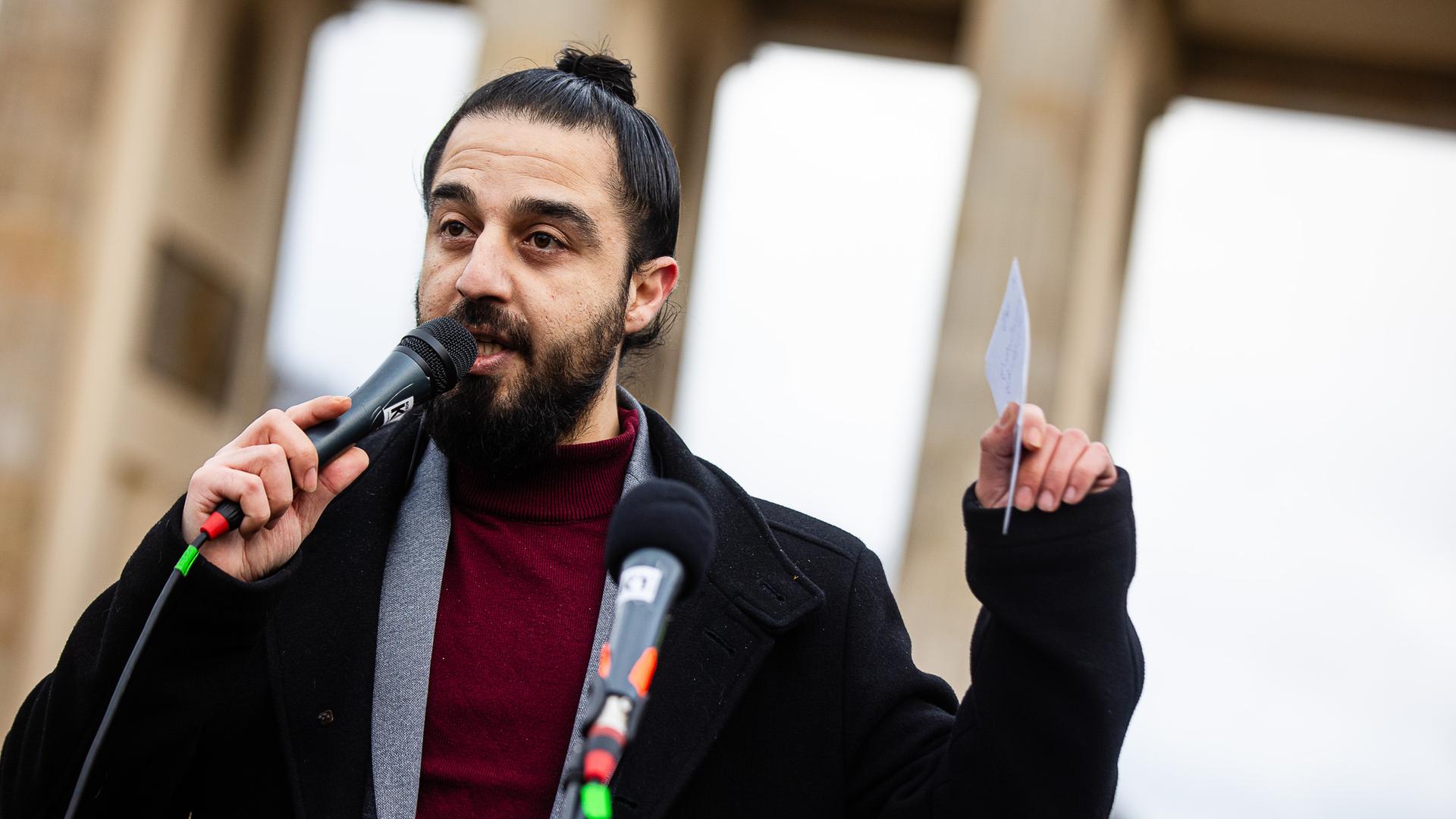 Tareq Alaows hält bei einer Demonstration gegen Rechts auf dem Pariser Platz am Brandenburger Tor einen Redebeitrag.