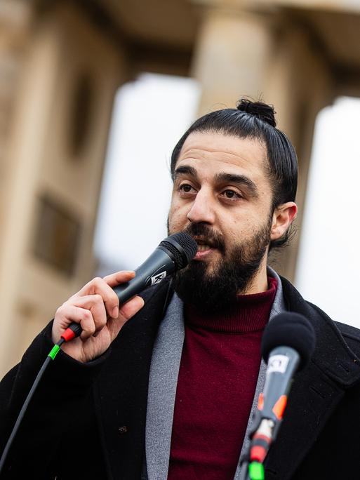 Tareq Alaows hält bei einer Demonstration gegen Rechts auf dem Pariser Platz am Brandenburger Tor einen Redebeitrag.