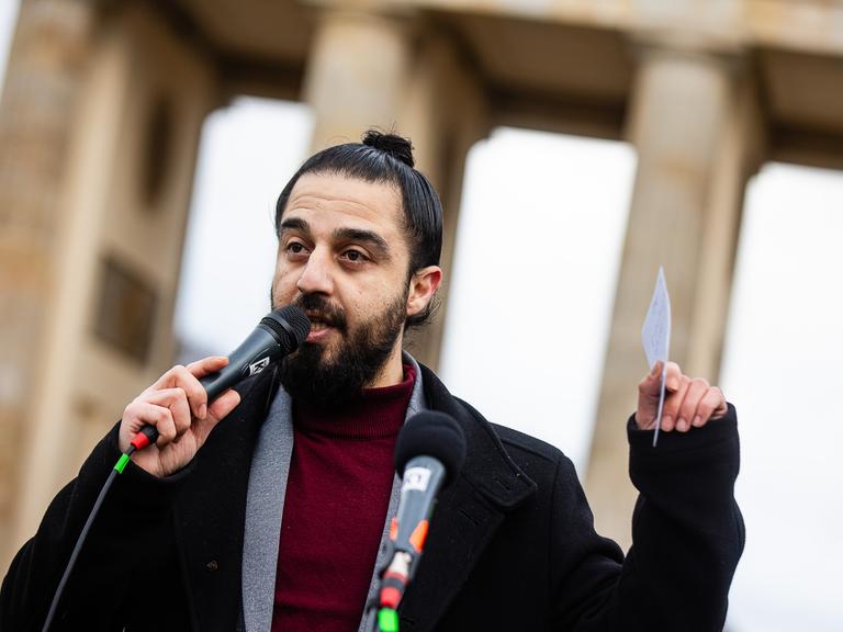 Tareq Alaows hält bei einer Demonstration gegen Rechts auf dem Pariser Platz am Brandenburger Tor einen Redebeitrag.