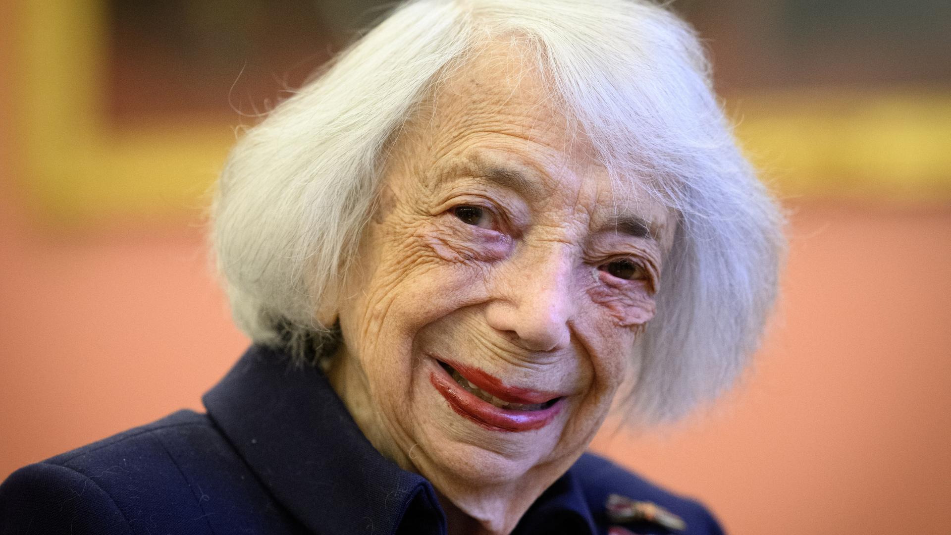 Margot Friedländer, Holocaust-Überlebende und Ehrenbürgerin von Berlin, bei einer Veranstaltung in Berlin. Die sehr alte Dame hat weiße Haare im Stil eines Pagenschnitts und ein breites Lächeln.