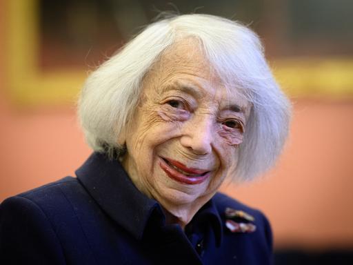 Margot Friedländer, Holocaust-Überlebende und Ehrenbürgerin von Berlin, bei einer Veranstaltung in Berlin. Die sehr alte Dame hat weiße Haare im Stil eines Pagenschnitts und ein breites Lächeln. Margot Friedländer, Holocaust-Überlebende und Ehrenbürgerin von Berlin, bei einer Veranstaltung in Berlin. Die sehr alte Dame hat weiße Haare im Stil eines Pagenschnitts und ein breites Lächeln.
