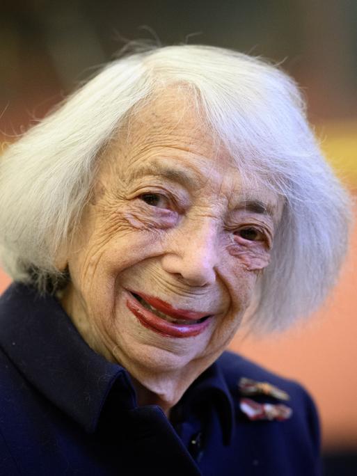Margot Friedländer, Holocaust-Überlebende und Ehrenbürgerin von Berlin, bei einer Veranstaltung in Berlin. Die sehr alte Dame hat weiße Haare im Stil eines Pagenschnitts und ein breites Lächeln.
