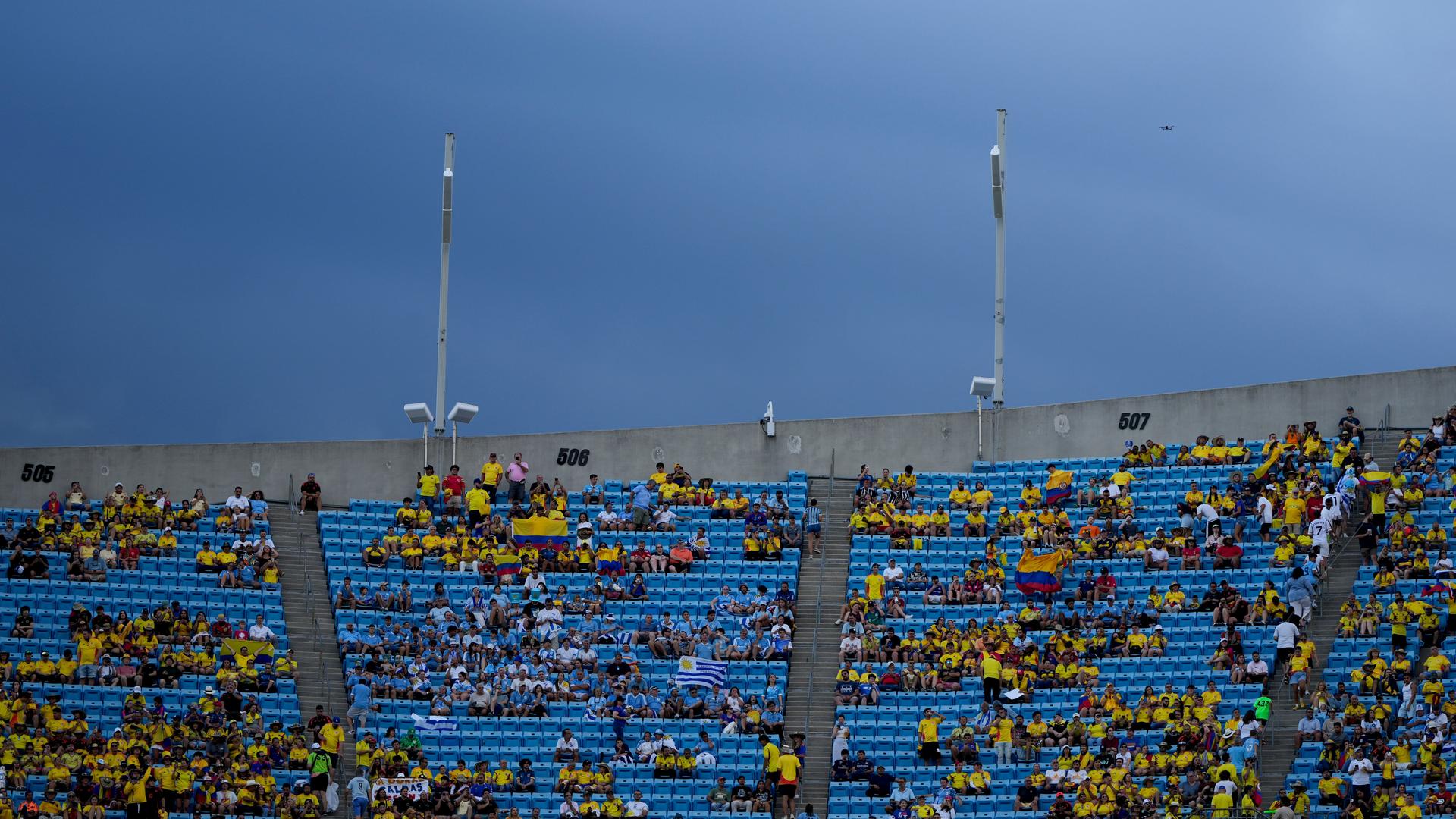 Wenige Zuschauer sitzen auf den Ränge vor dem Copa América-Halbfinale zwischen Uruguay und Kolumbien. Die Ränge sind halbverwaist. 
