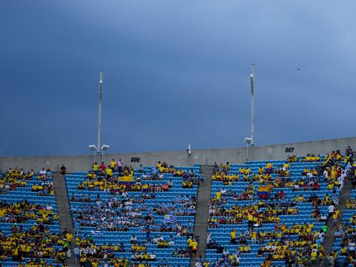 Wenige Zuschauer sitzen auf den Ränge vor dem Copa América-Halbfinale zwischen Uruguay und Kolumbien. Die Ränge sind halbverwaist. 