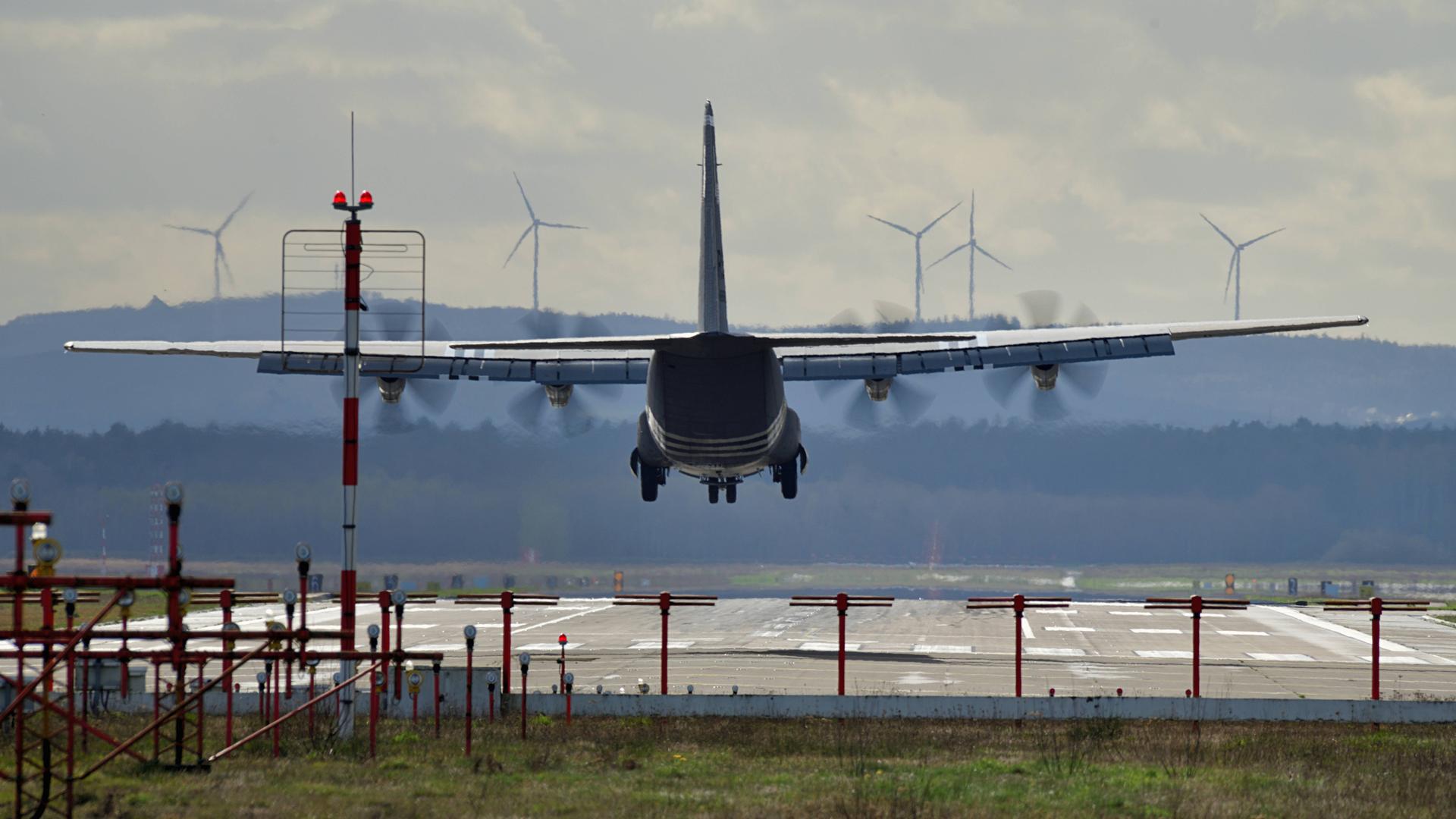 Auf dem US Luftwaffenstützpunkt Ramstein ist ein Flugzeug zu sehen, was gerade vom Boden abhebt. 