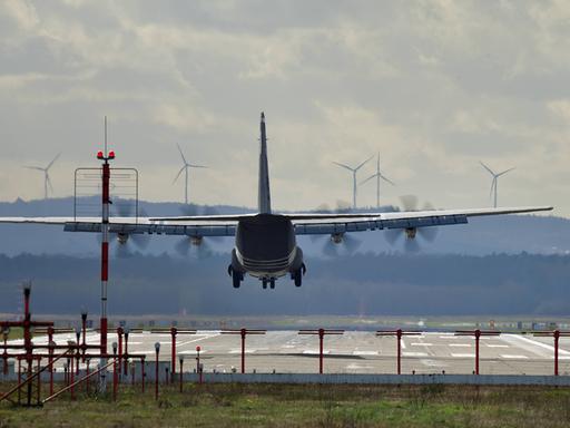 Auf dem US Luftwaffenstützpunkt Ramstein ist ein Flugzeug zu sehen, was gerade vom Boden abhebt. Auf dem US Luftwaffenstützpunkt Ramstein ist ein Flugzeug zu sehen, was gerade vom Boden abhebt.
