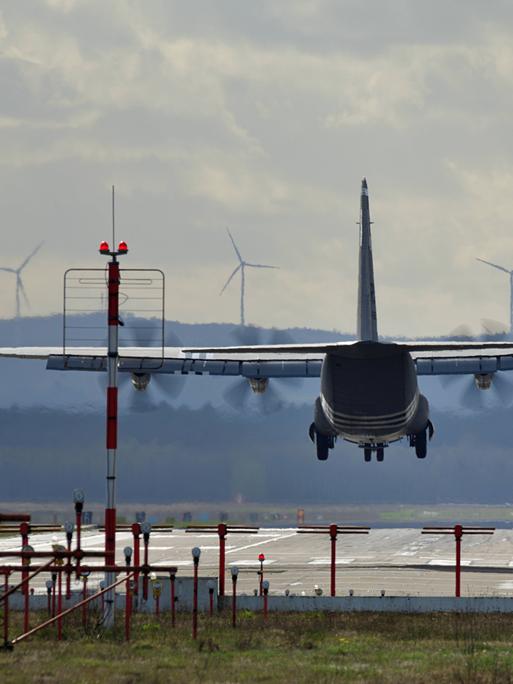 Auf dem US Luftwaffenstützpunkt Ramstein ist ein Flugzeug zu sehen, was gerade vom Boden abhebt. Auf dem US Luftwaffenstützpunkt Ramstein ist ein Flugzeug zu sehen, was gerade vom Boden abhebt.