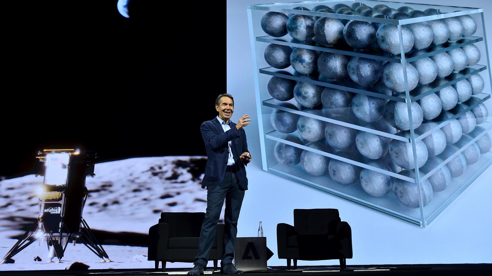 Der US-Künstler Jeff Koons bei der Vorstellung des "Moon Phases"-Projekts 2022.