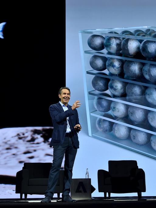Der US-Künstler Jeff Koons bei der Vorstellung des "Moon Phases"-Projekts 2022.