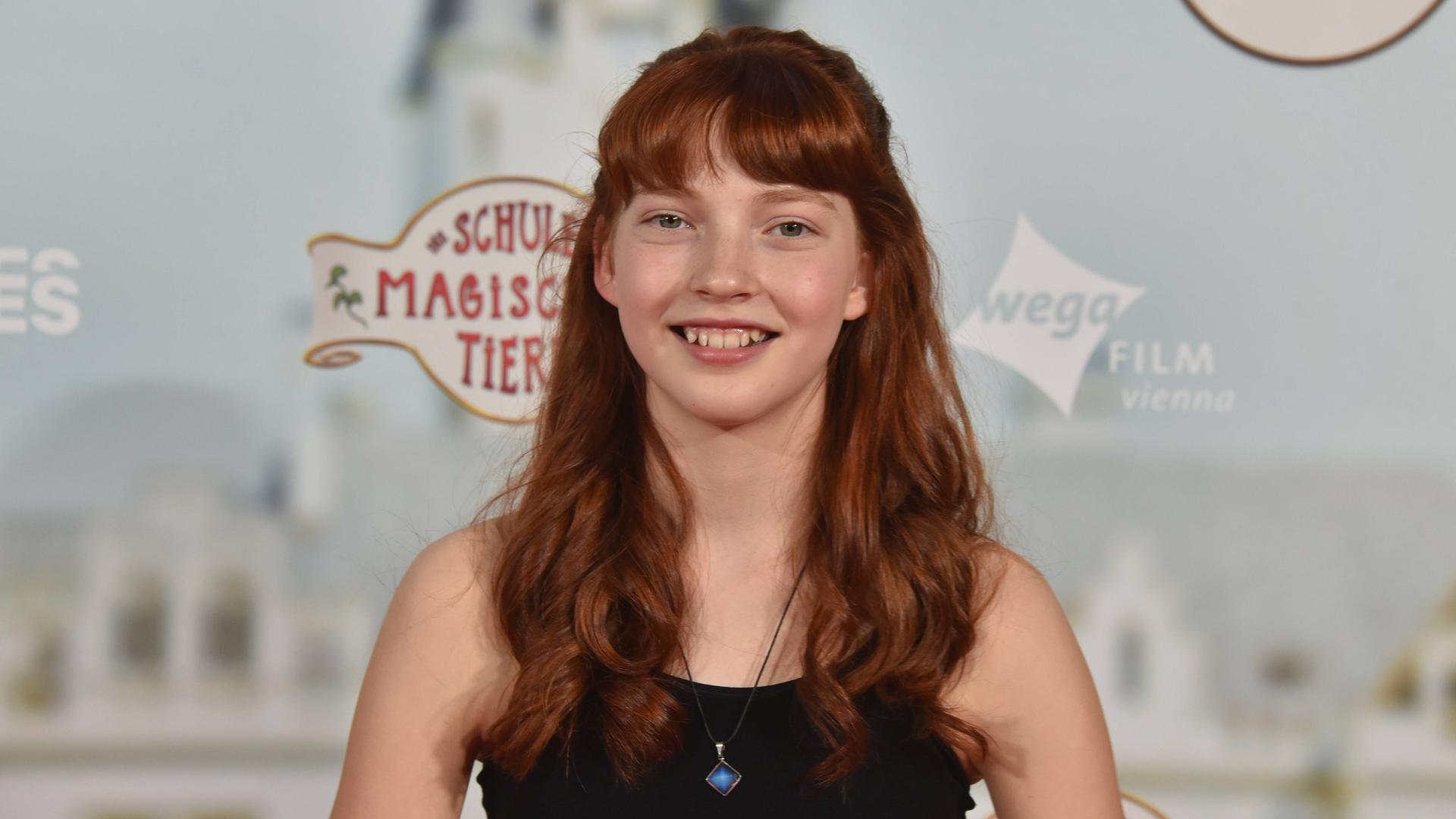Die Schauspielerin Emilia Maier bei der Premiere von "Die Schule der magischen Tiere"