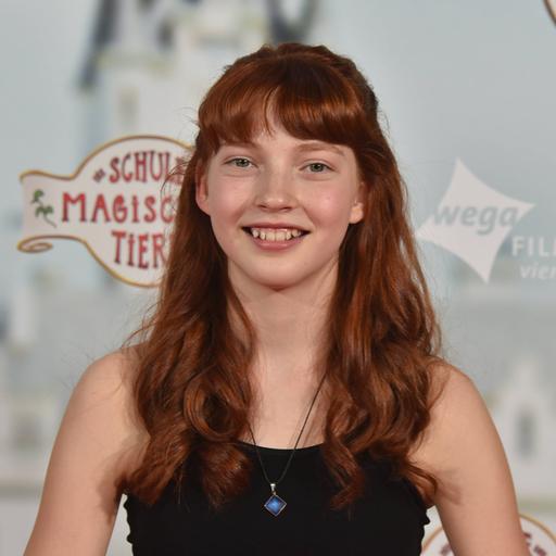Die Schauspielerin Emilia Maier bei der Premiere von "Die Schule der magischen Tiere"