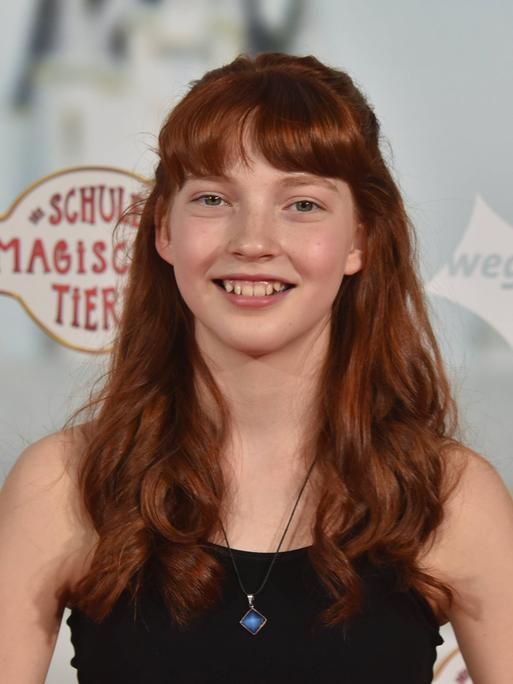 Die Schauspielerin Emilia Maier bei der Premiere von "Die Schule der magischen Tiere"