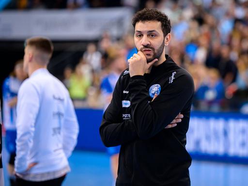 Der damalige Trainer des Bergischen HC, Jamal Naji, blickt unzufrieden.