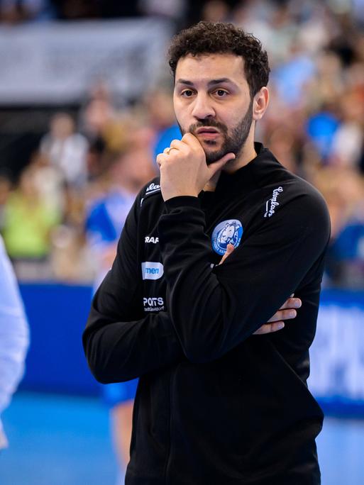 Der damalige Trainer des Bergischen HC, Jamal Naji, blickt unzufrieden.