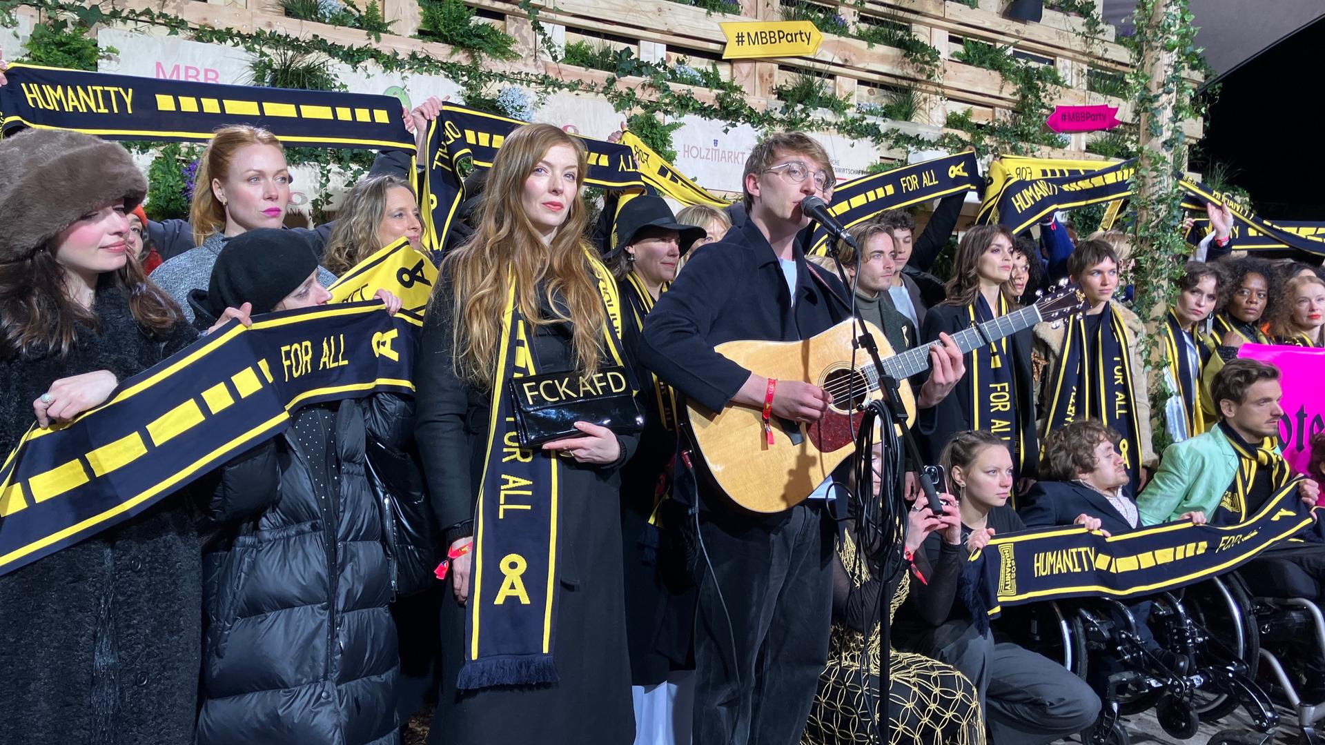 Sänger Marlo Großhardt (M) nimmt mit Schauspielern und Prominenten an einer Protestaktion von SOS Humanity während der Berlinale teil. Sänger Marlo Großhardt (M) nimmt mit Schauspielern und Prominenten an einer Protestaktion von SOS Humanity während der Berlinale teil.