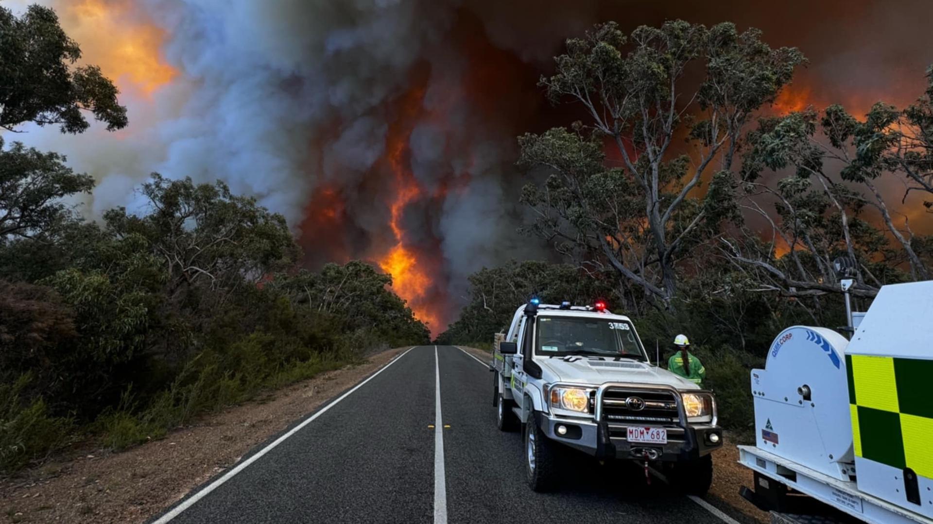 20.12.2024, Australien, Grampians-Nationalpark: Ein vom State Control Centre zur Verfügung gestelltes Bild zeigt CFA-Personal bei einem außer Kontrolle geratenen Buschfeuer im Grampians-Nationalpark in Victoria.