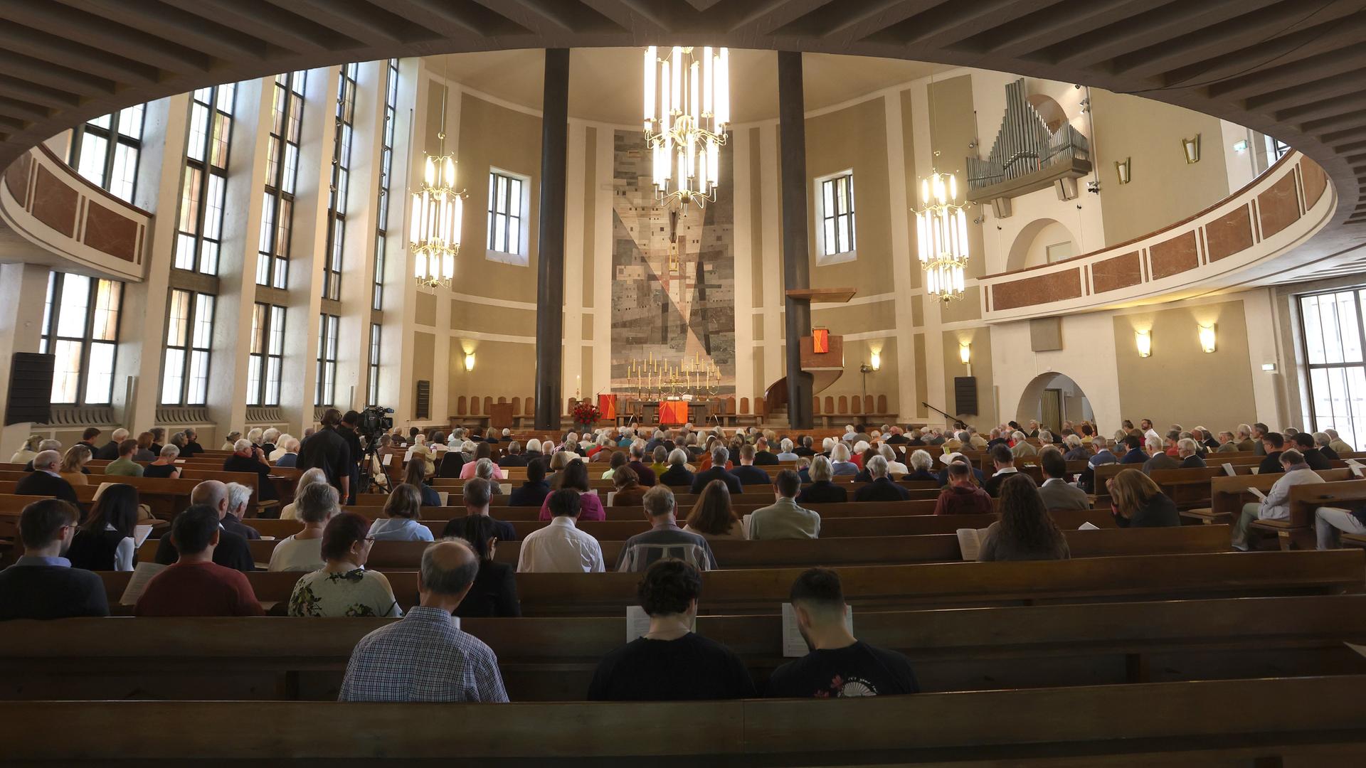 Gläubige sitzen bei einem Festgottesdienst in der evangelisch-lutherischen Pfarrkirche St. Matthäus. Gläubige sitzen bei einem Festgottesdienst in der evangelisch-lutherischen Pfarrkirche St. Matthäus.