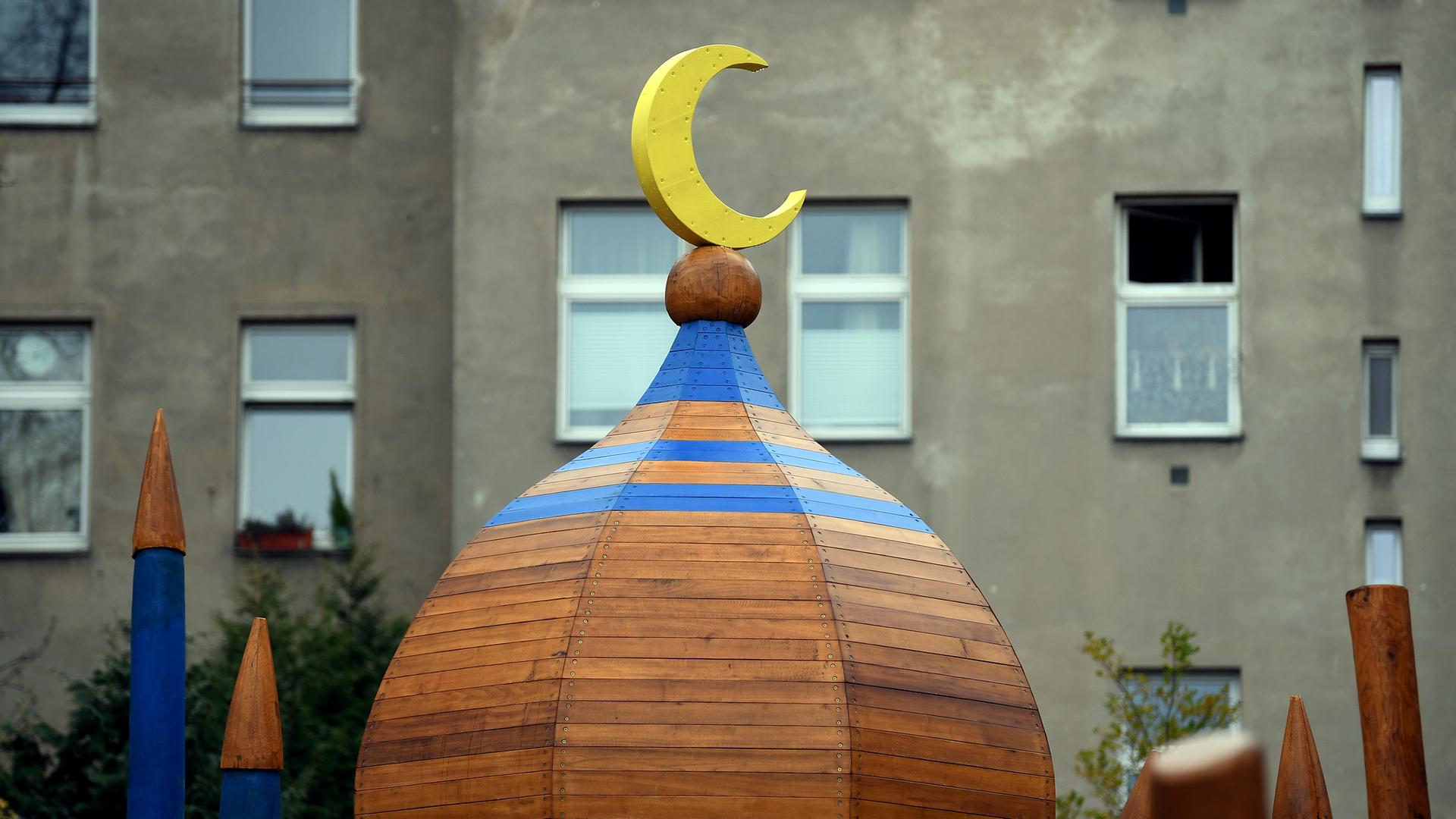 Kinderspielplatz Ali Baba und die 40 Räuber im Berliner Stadtteil Neukölln, in dem viele Menschen mit türkischen und arabischen Wurzeln leben Kinderspielplatz Ali Baba und die 40 Räuber im Berliner Stadtteil Neukölln, in dem viele Menschen mit türkischen und arabischen Wurzeln leben