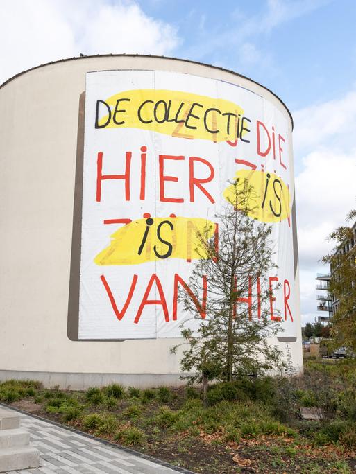 Protestbanner am Museum van Hedendaagse Kunst Antwerpen (Museum für zeitgenössische Kunst, allgemein abgekürzt als M HKA) in Antwerpen.