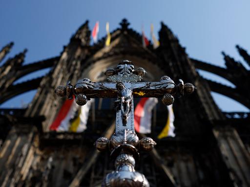 Kruzifix mit der Inschrift INRI vor dem Kölner Dom.