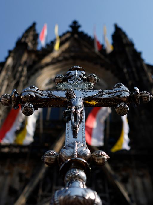 Kruzifix mit der Inschrift INRI vor dem Kölner Dom.