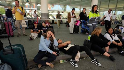 Fahrgäste warten vor dem Bahnhof Atocha während eines massiven Stromausfalls. Betroffen sind weite Teile Spaniens und Portugals auf dem Festland.