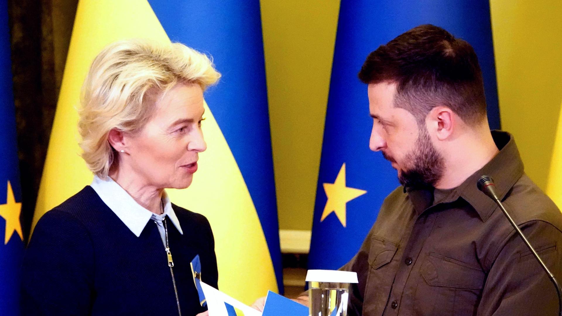EU-Kommissionspräsidentin Ursula von der Leyen (l) spricht bei einer gemeinsamen Pressekonferenz in Kiew mit Wolodymyr Selenskyj, Präsident der Ukraine.