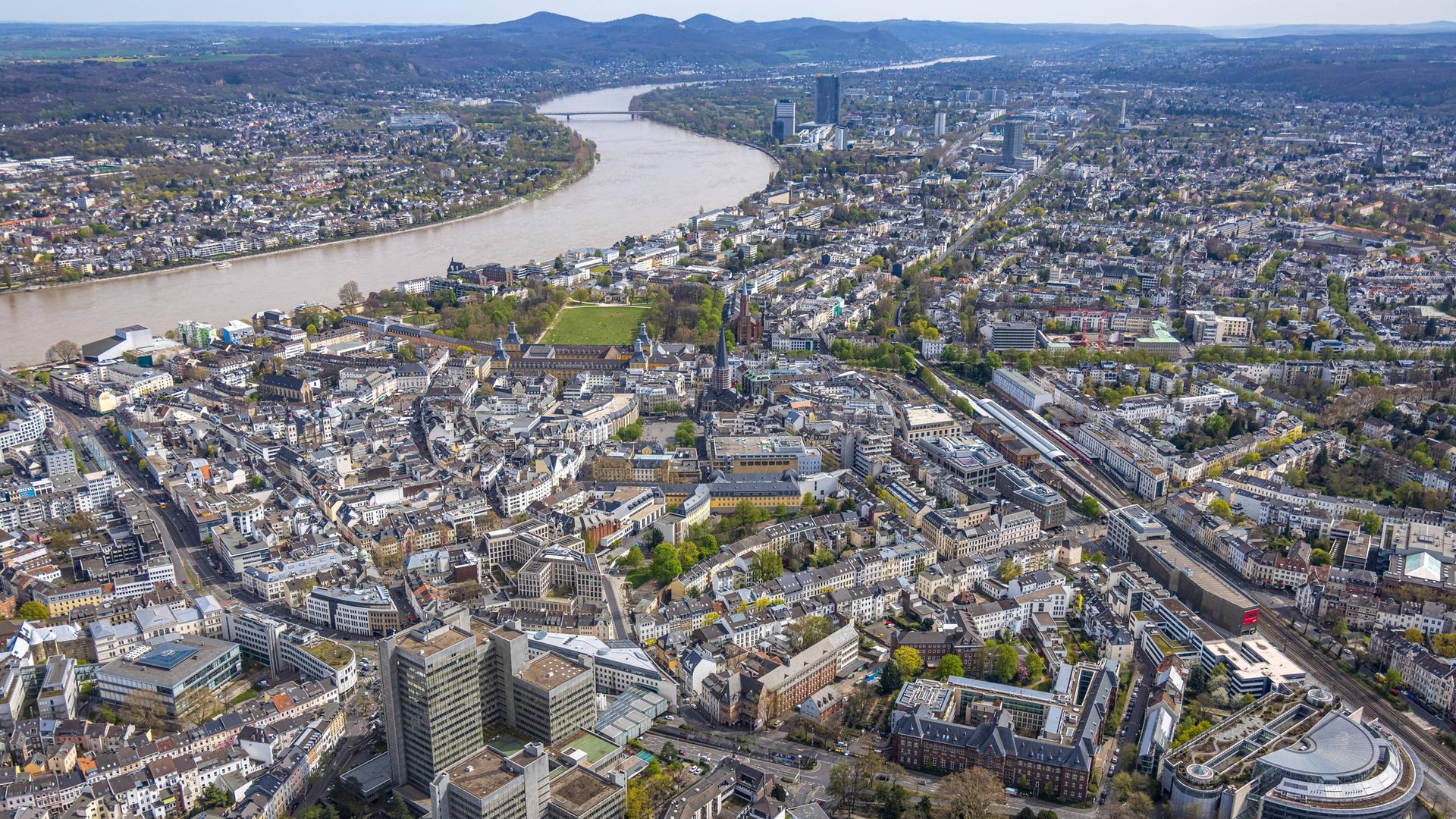 Auf einem Luftbild ist Bonn mit dem Rhein von oben zu sehen, unter anderem das Rathaus, die Altstadt, das kurfürstliche Schloss und der Hofgarten