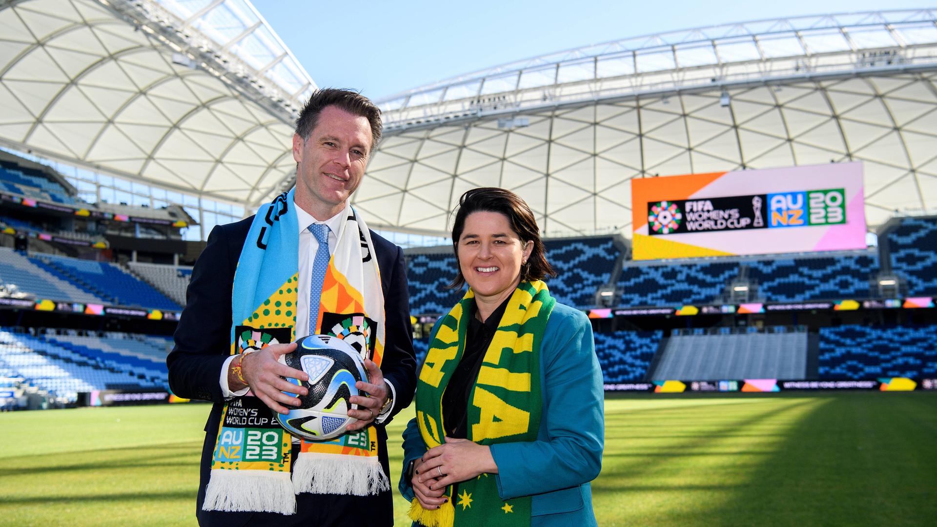 Chris Minns (li.), der Premierminister des australischen Bundestaats New South Wales und die ehemalige australische Fußballnationalspielerin Sarah Walsh 