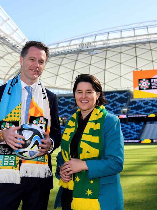 Chris Minns (li.), der Premierminister des australischen Bundestaats New South Wales und die ehemalige australische Fußballnationalspielerin Sarah Walsh 