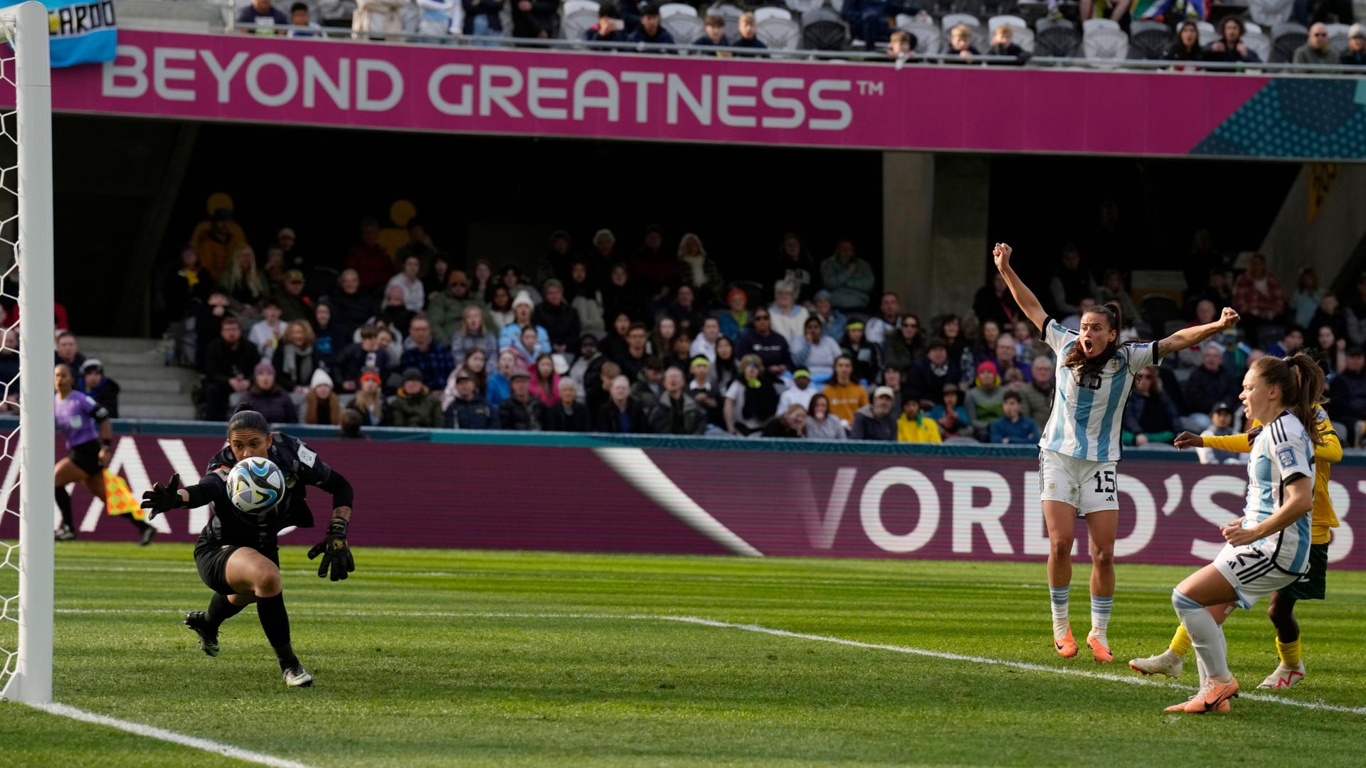 Dunedin: Fußball, Frauen: WM, Argentinien - Südafrika. Die argentinischen Spielerinnen jubeln, als der Ball an Südafrikas Torhüterin Kaylin Swart (l) vorbei ins Tor geht.
