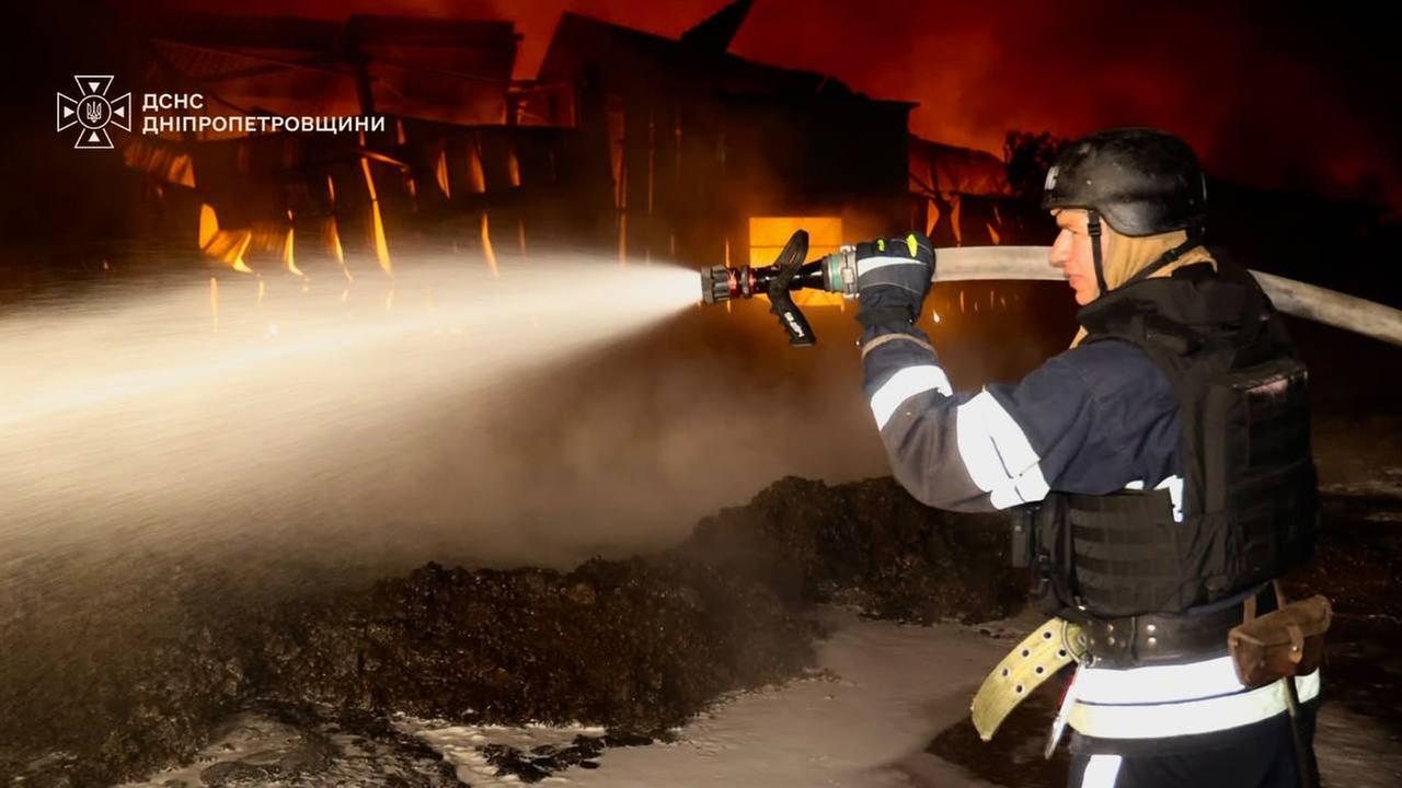 Ein Feuerwehrmann löscht einen Brand in einer Infrastruktureinrichtung, die nach einem russischen Angriff auf die Region Dnipropetrowsk in der Ukraine beschädigt wurde. Ein Feuerwehrmann löscht einen Brand in einer Infrastruktureinrichtung, die nach einem russischen Angriff auf die Region Dnipropetrowsk in der Ukraine beschädigt wurde.
